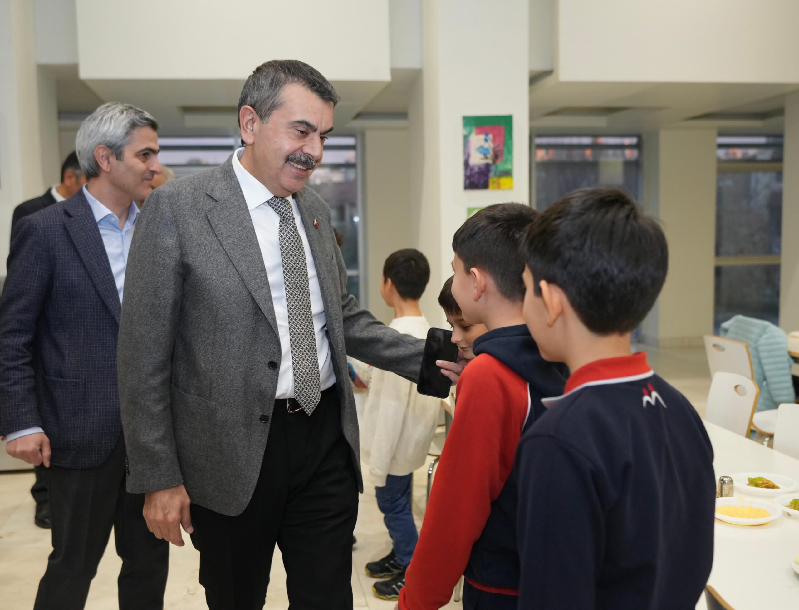 Bakan Tekin, öğrenci, öğretmen ve velilerle iftar sofrasında buluştu – Yeni Haberler