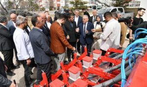 Başkan Büyükkılıç’tan Bünyanlı çiftçilere tohum dikme makinesi desteği – Yaşam