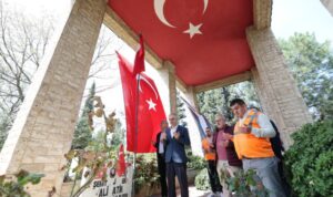 Başkan Çiftçi, Çayırovalılara çiçek hediye etti – Yaşam