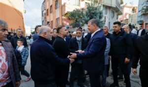 Başkan Tugay, vatandaşlarla bayramlaştı – Yaşam