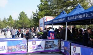 Eskişehir Büyükşehir Belediyesi, mezarlıklarda çiçek dağıttı – Yaşam