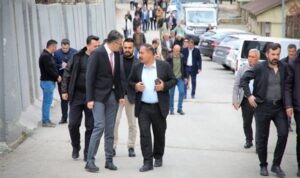 Hakkari Valisi Çelik, Cuma namazı sonrası vatandaşlarla buluştu – Gündem