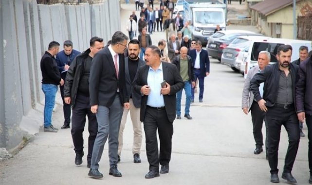 Hakkari Valisi Çelik, Cuma namazı sonrası vatandaşlarla buluştu – Gündem