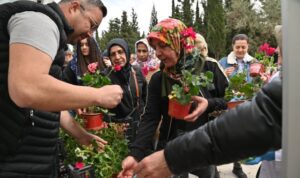 Manisa Büyükşehir Belediyesi, mezarlıkta çiçek dağıtımı yaptı – Yaşam
