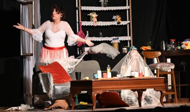 Yalova’da “Plastik Aşklar” oyunu sahnelendi – Kültür-Sanat