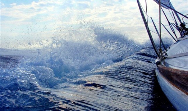 Anadolu Karaburun açıklarında arızalanan tekne kurtarıldı – Gündem
