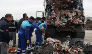 Bağcılar’da bir vatandaşın yanlışlıkla çöpe attığı çanta bulundu – Yaşam