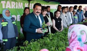 Başkan Ertemur, yerli fideleri çiftçilere dağıttı – Yaşam