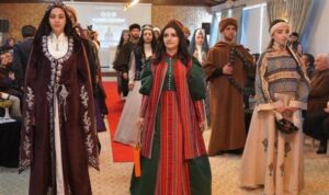 Erzurum’da “Palandöken’in Eteğinde Türk Motifleri Defilesi” düzenlendi – Yaşam