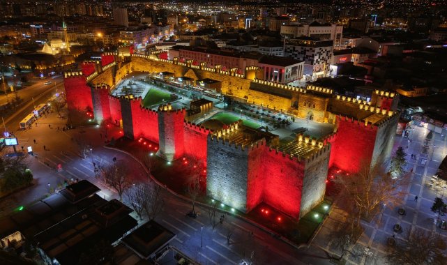 Kayseri Büyükşehir Belediyesi, meydanı otizm farkındalık rengi ile aydınlattı – Yaşam