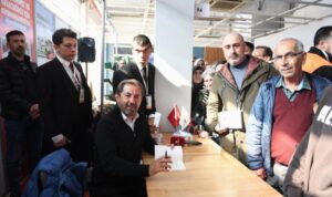 Osmangazi’de yazar Serhan Asker’i okurlarıyla buluştu – Kültür-Sanat