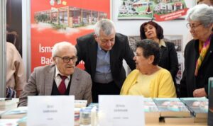 Şenal Sarıhan ve Zeki Sarıhan’a kitapseverlerden yoğun ilgi – Kültür-Sanat