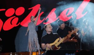 Adana’da 19 Mayıs kutlamalarında Göksel sahne aldı – Kültür-Sanat