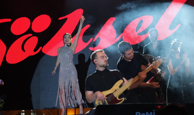 Adana’da 19 Mayıs kutlamalarında Göksel sahne aldı – Kültür-Sanat