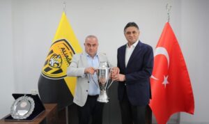 Aliağaspor FK, şampiyonluk kupasını teslim aldı – Spor