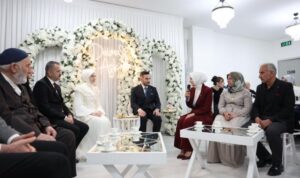 Bakan Göktaş: Gençlerimizin evlilik yolunda yanlarında olmak boynumuzun borcu – Gündem