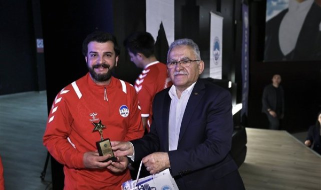 Başkan Büyükkılıç, genç sporcuları ödüllendirdi – Yaşam
