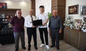 Başkan Özcan’dan üniversite öğrencisine bilgisayar desteği – Yaşam