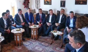 Başkan Tugay, İstanbul’da CHP Genel Başkanı Özel ile bir araya geldi – Gündem