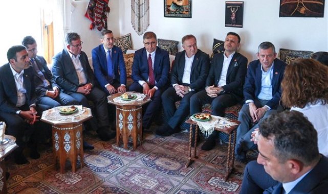 Başkan Tugay, İstanbul’da CHP Genel Başkanı Özel ile bir araya geldi – Gündem