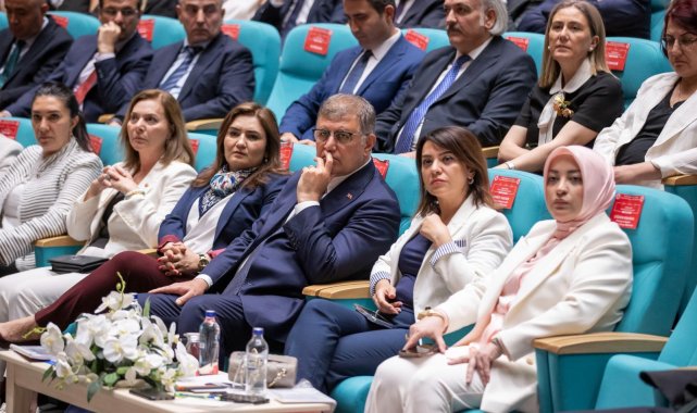 Başkan Tugay, Kadın Erkek Fırsat Eşitliği Çalıştayı’na katıldı – Gündem