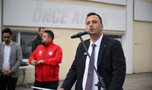 Bornova Belediye Başkanı Eşki, 1 Mayıs İşçi ve Emekçi Bayramı’nı şantiyelerde kutladı – Gündem
