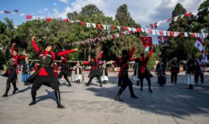 Bornova Halk Dansları Festivali dört ülkenin katılımıyla başladı – Kültür-Sanat
