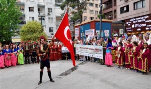 Bornova Halk Dansları Festivali kortej ve gösterilerle sürüyor – Kültür-Sanat