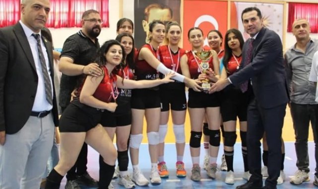 Dicle Üniversitesi’nde voleybol turnuvası sona erdi – Spor