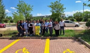 Dicle Üniversitesi’ndeki kütüphanenin engelli otoparkında düzenleme – Yaşam