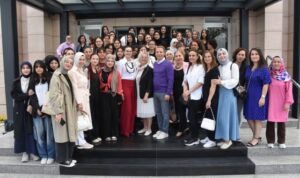 Geleceğin tasarımcıları moda tasarımcısı Atıl Kutoğlu ile buluştu – Ekonomi