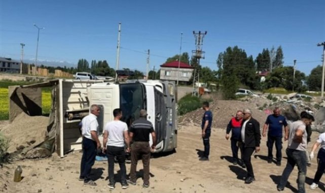 Iğdır’da hafriyat kamyonu devrildi – Yaşam