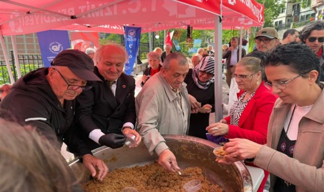 Kapanca Sokak Festivalinde İzmitlilere un helvası ikram edildi – Yaşam