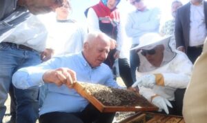 Karaman Valisi Çiçekli, ana arı üreticilerini ziyaret etti – Gündem