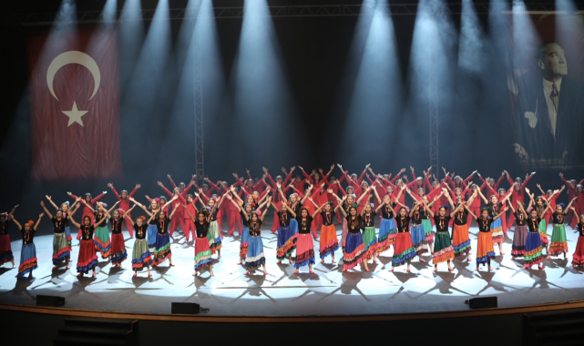 Küçükçekmece’de halk dansları gösterisi gerçekleşti – Kültür-Sanat