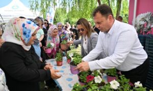 Manisa’da Anneler Günü dolayısıyla çiçek dağıtıldı – Yaşam