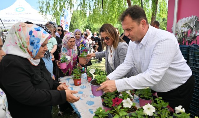 Manisa’da Anneler Günü dolayısıyla çiçek dağıtıldı – Yaşam