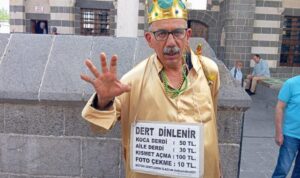 Nurettin Varlı, “Dert Dinlenir” pankartıyla dikkat çekiyor – Yaşam