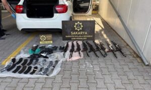 Sakarya’da durdurulan araçta 9 kaleşnikof tüfek ele geçirildi – Yaşam