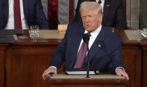 Trump, sosyal programlarda kesintiler önerirken, savunma harcamalarını arttırıyor – Dünya