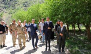 Vali Çelik, Çimenli Köyü’nde halı saha yapım alanını inceledi – Gündem